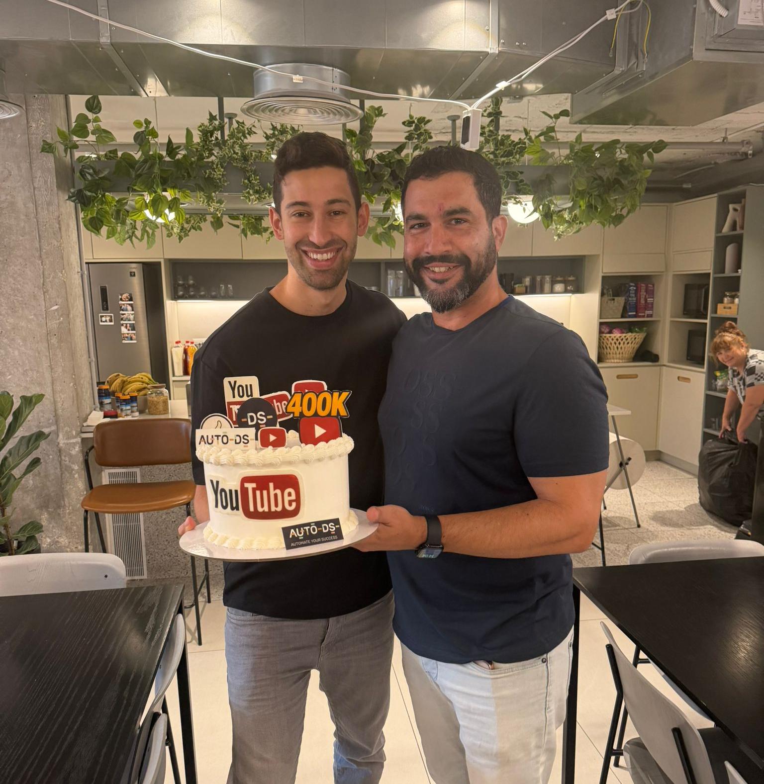 Liran Zablo celebrating 400K subscribers with the AutoDS team